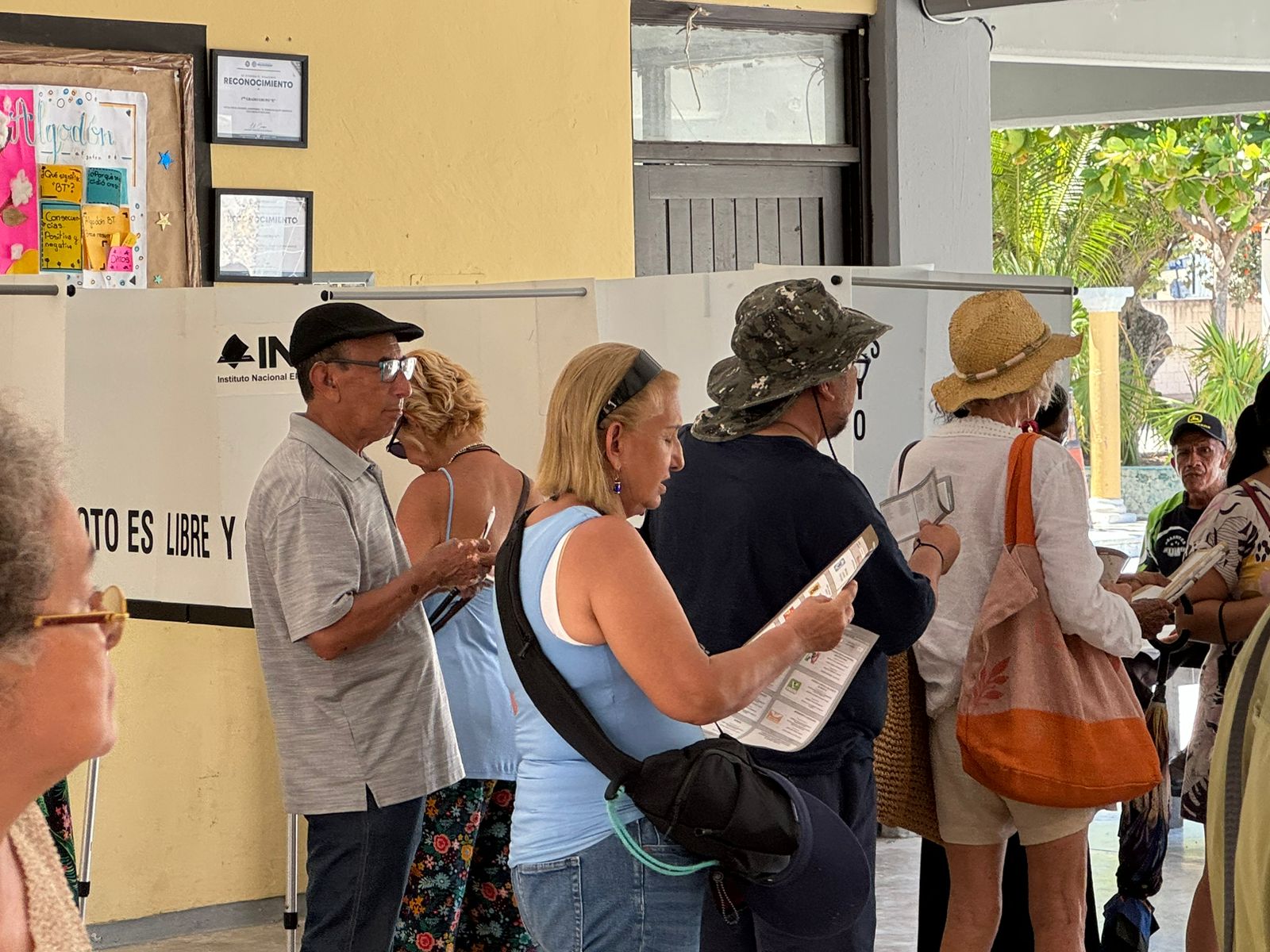 Trabajadores de Tren Maya acuden a votar en casilla especial de Playa del Carmen